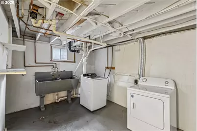 8124 SE Ash St, Portland, OR 97215 - Photo 24