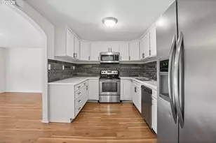 11745 SE Pine St, Portland, OR 97216 - Photo 8