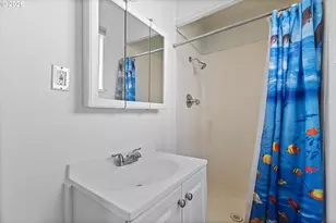 1833 N Jantzen Ave, Portland, OR 97217 - Photo 12