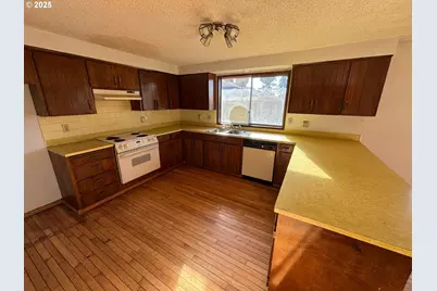 6571 Oakridge Dr, Gladstone, OR 97027 - Photo 10