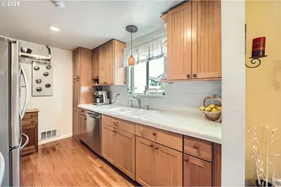 2433 NE Saratoga St, Portland, OR 97211 - Photo 12
