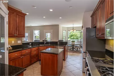295 Fairway Village Ln, Roseburg, OR 97471 - Photo 2