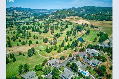 295 Fairway Village Ln, Roseburg, OR 97471 - Photo 10