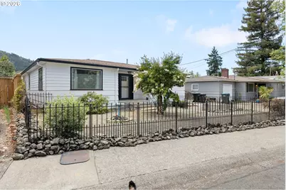 2735 W Sherwood Ave, Roseburg, OR 97471 - Photo 2