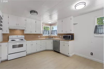 2735 W Sherwood Ave, Roseburg, OR 97471 - Photo 18