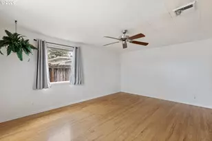 2735 W Sherwood Ave, Roseburg, OR 97471 - Photo 12