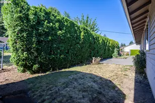 17036 SE Salmon St, Portland, OR 97233 - Photo 8