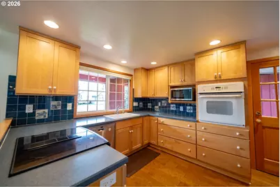 1090 SE 3rd Ave, Mill City, OR 97360 - Photo 6