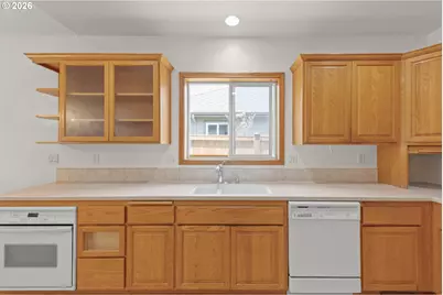 919 Old Orchard Ln, Springfield, OR 97477 - Photo 8