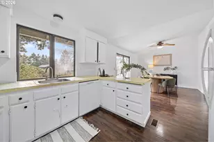 195 NW Phyllis Ct, Gresham, OR 97030 - Photo 16