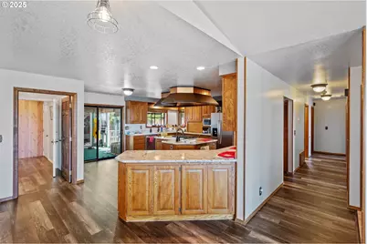 705 Prefontaine Dr, Coos Bay, OR 97420 - Photo 4