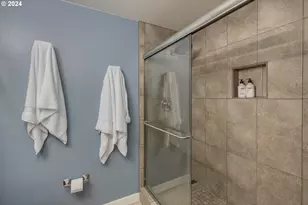 533 NE Holladay St, Portland, OR 97232 - Photo 16