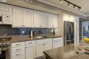 533 NE Holladay St, Portland, OR 97232 - Photo 2