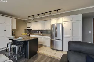 533 NE Holladay St, Portland, OR 97232 - Photo 4