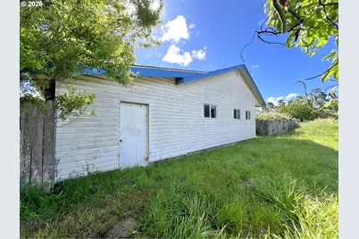 135 S 11th St, Lakeside, OR 97449 - Photo 4