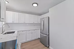 8930 SE Crystal Springs Blvd, Portland, OR 97266 - Photo 2