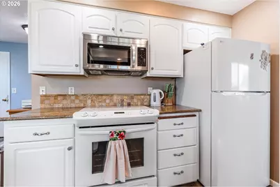 2093 W Hayes St, Woodburn, OR 97071 - Photo 16