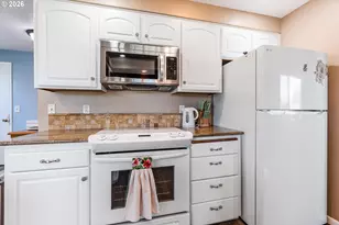 2093 W Hayes St, Woodburn, OR 97071 - Photo 16