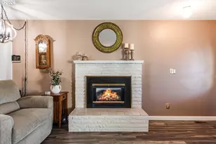 2093 W Hayes St, Woodburn, OR 97071 - Photo 8