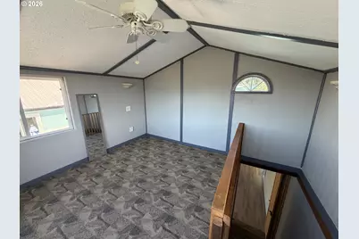 11612 N Island Cove Ln, Portland, OR 97217 - Photo 32