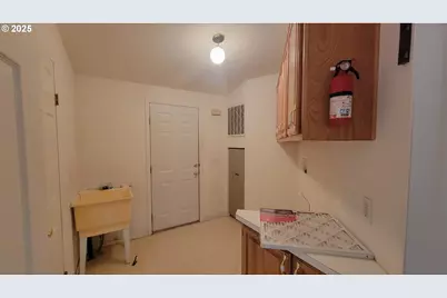 193 Clark St, Myrtle Creek, OR 97457 - Photo 10