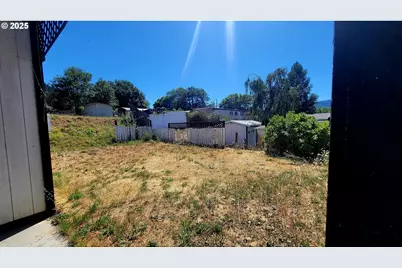 193 Clark St, Myrtle Creek, OR 97457 - Photo 8