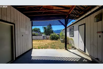 193 Clark St, Myrtle Creek, OR 97457 - Photo 6