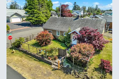 84 SE 10th Pl, Warrenton, OR 97146 - Photo 2
