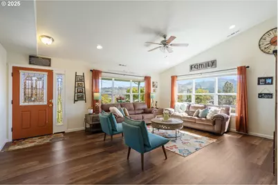 530 Tanglewood St, Sutherlin, OR 97479 - Photo 8