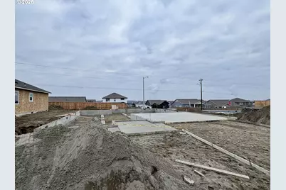 850 NE Laurel Springs Dr, Hermiston, OR 97838 - Photo 1