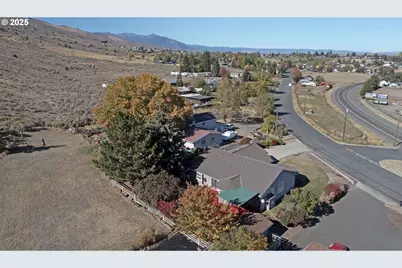 137 Foothill Dr, Baker City, OR 97814 - Photo 2