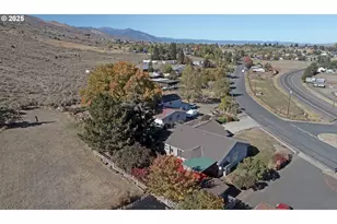 137 Foothill Dr, Baker City, OR 97814 - Photo 2