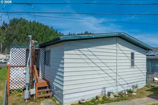 1413 Hawthorne 33 Ave, Reedsport, OR 97467 - Photo 30