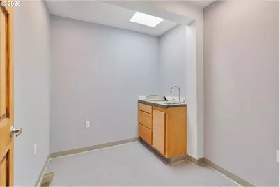 1225 W Main St, Medford, OR 97501 - Photo 34