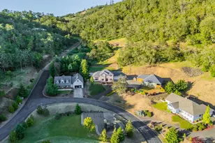 1797 NE Rocky Dr, Roseburg, OR 97470 - Photo 4