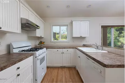539 SE Neptune Ave, Lincoln City, OR 97367 - Photo 10
