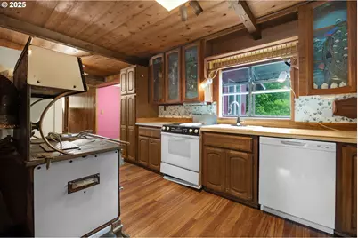 37564 Labiske Ln, Astoria, OR 97103 - Photo 8