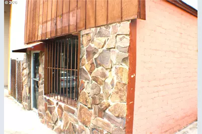 226 NW 2nd Ave, Myrtle Creek, OR 97457 - Photo 2