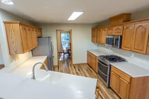 1049 W Copper Ct, Roseburg, OR 97471 - Photo 16