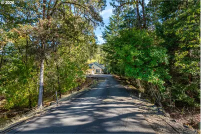 1049 W Copper Ct, Roseburg, OR 97471 - Photo 4