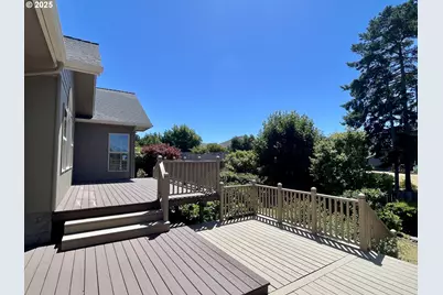 2180 Hayes St, North Bend, OR 97459 - Photo 4