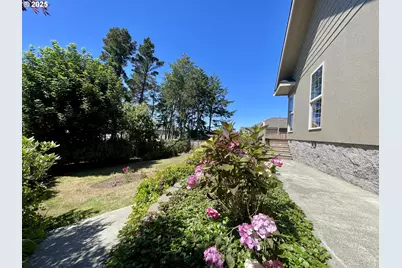 2180 Hayes St, North Bend, OR 97459 - Photo 44