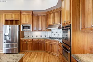 2633 NW Holloway Dr, Portland, OR 97229 - Photo 10