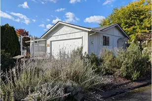 311 SW Jasmine Ct, McMinnville, OR 97128 - Photo 2