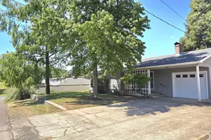 1642 NW Almond Ave, Roseburg, OR 97471 - Photo 4