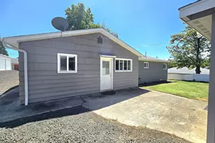 1642 NW Almond Ave, Roseburg, OR 97471 - Photo 36