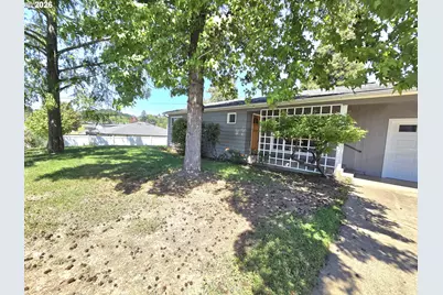 1642 NW Almond Ave, Roseburg, OR 97471 - Photo 2