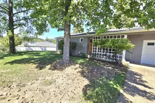 1642 NW Almond Ave, Roseburg, OR 97471 - Photo 2