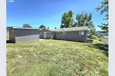 1642 NW Almond Ave, Roseburg, OR 97471 - Photo 46