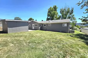 1642 NW Almond Ave, Roseburg, OR 97471 - Photo 46